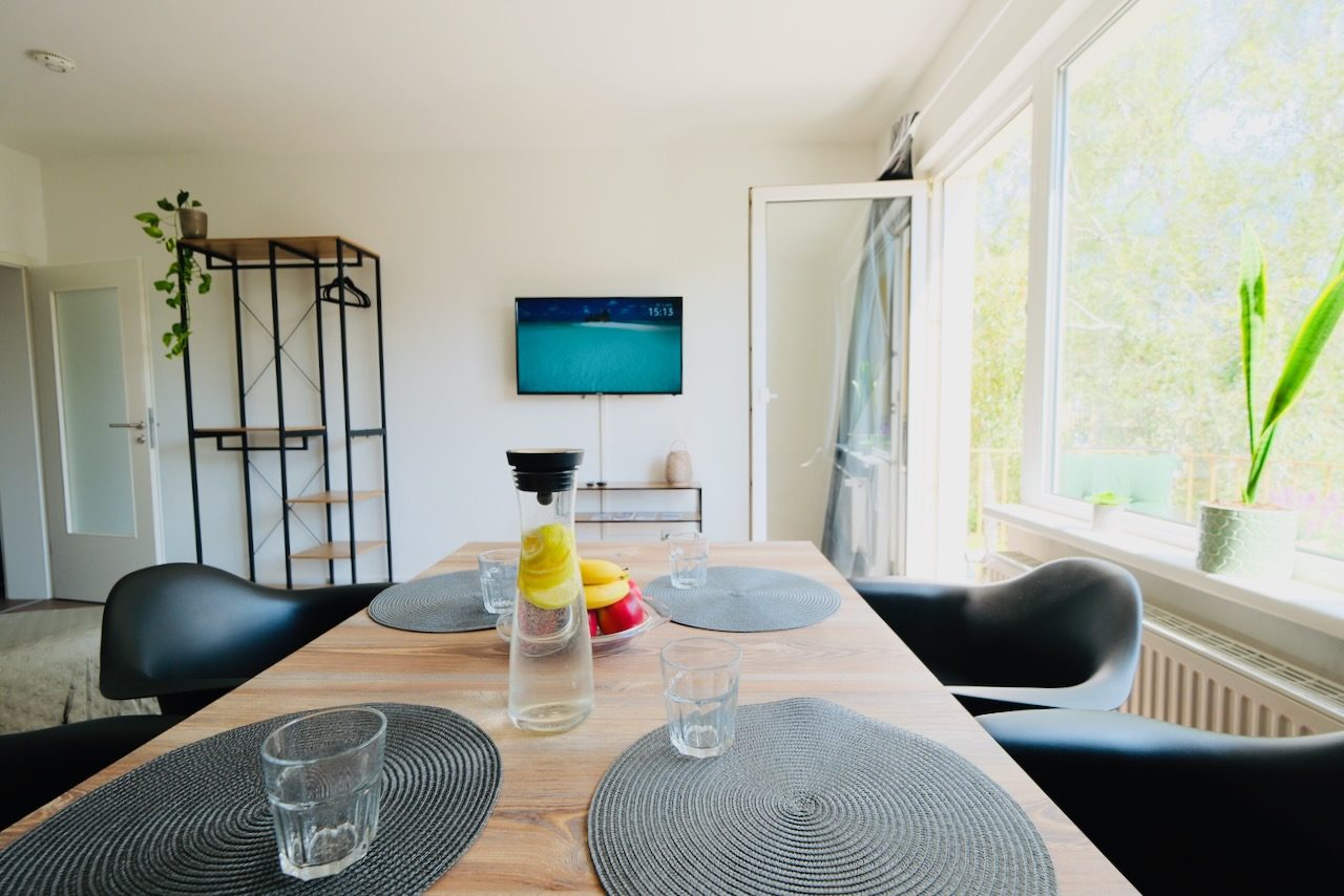 Essbereich mit Tisch, Stühlen und Fernseher