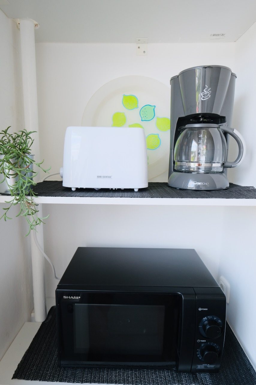 Mikrowelle, Kaffeemaschine und Toaster in der Küche